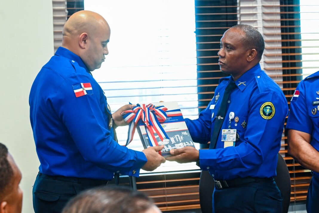 CESAC realiza cambio de mando en seguridad del Aeropuerto Las Américas